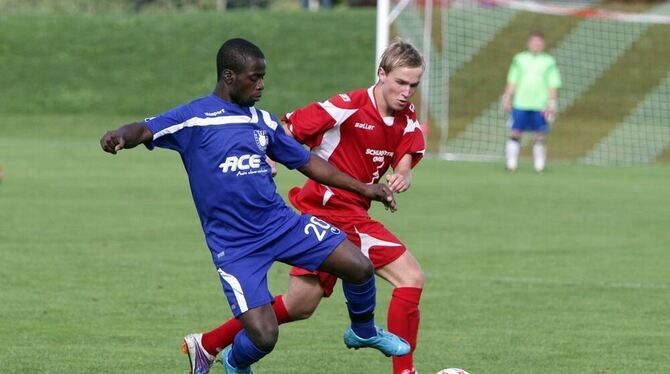 Wittlingens Moritz Krohmer ( rechts) war auch gegen Dettingen (links Francis Owusu-Smith) an beiden TSV-Toren beteiligt. FOTO: L