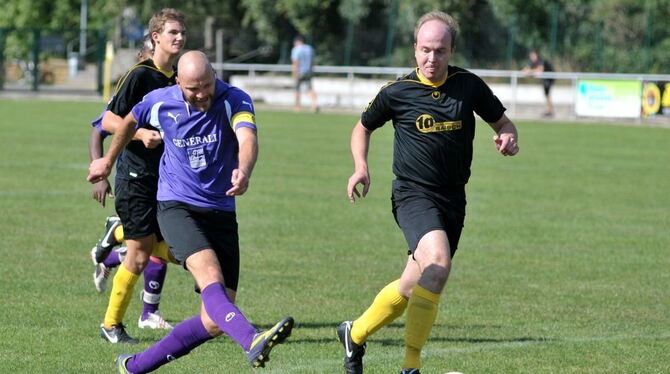 Wannweils Kapitän Philip Steimle, der per Foulelfmeter das 1:0 erzielte, schießt. Rechts im Bild Degerschlachts Ex-SSVler Dietma