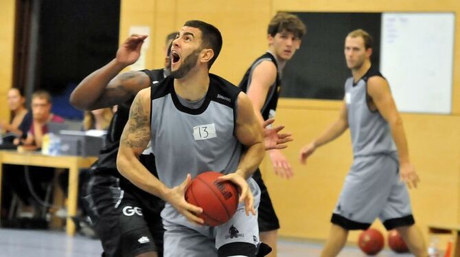 Der neue Center Adnan Hodzic beißt sich durch. GEA-FOTO: PACHER