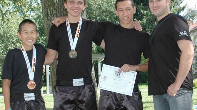 Die WM-Teilnehmer mit ihrem Trainer (von links): Timur Landmann, Roman Simnizki, Konstantin Kozajlidi und Alexej Jaschenko. FOTO