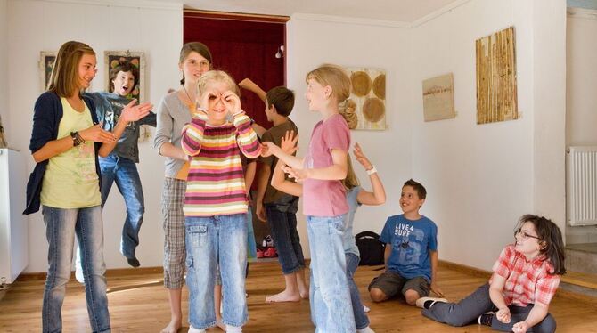 Die Freude am Spiel ist den Jungen und Mädchen beim Theaterspiel im Wannweiler Musenstall anzumerken.  FOTO: SCHREIER