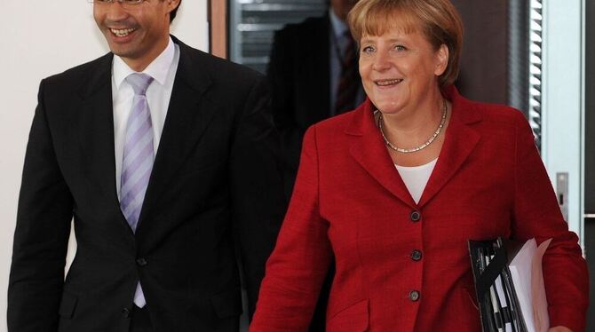 Bundeskanzlerin Angela Merkel (CDU) und Bundeswirtschaftsminister Philipp Rösler (FDP) kommen am Mittwoch (31.08.2011) zu Beginn