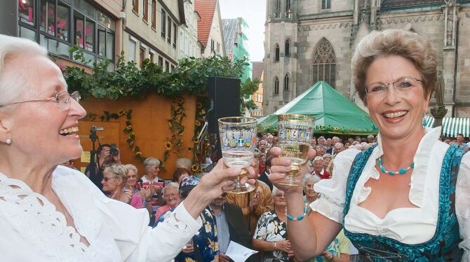 Das Weindorf ist eröffnet: OB Barbara Bosch (rechts) und Margret Grimm stoßen an. FOTO: TRINKHAUS