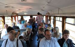 Fahrt im alten Schienenbus (links) oder ein Blick auf die Dampflok: Nostalgiefans genossen »die alten Schätzchen«.  FOTOS: THOMY