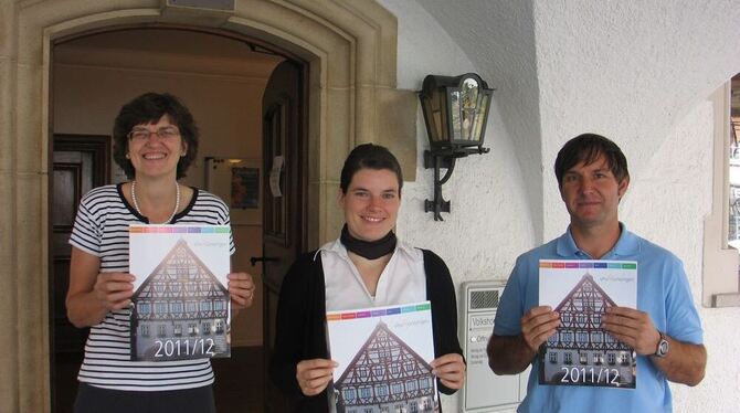 Viele Angebote für Bildung und Spaß gibt es in Münsingens Altem Rathaus. Von rechts: VHS-Leiter Martin Hikel, seine Stellvertret