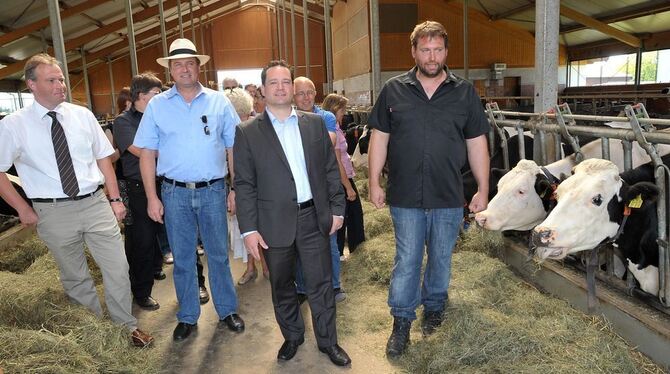 Mit der Kuh auf Du: Landrat Joachim Walter, Minister Alexander Bonde und der Nehrener Landwird Gerd Klett. FOTO: NIETHAMMER