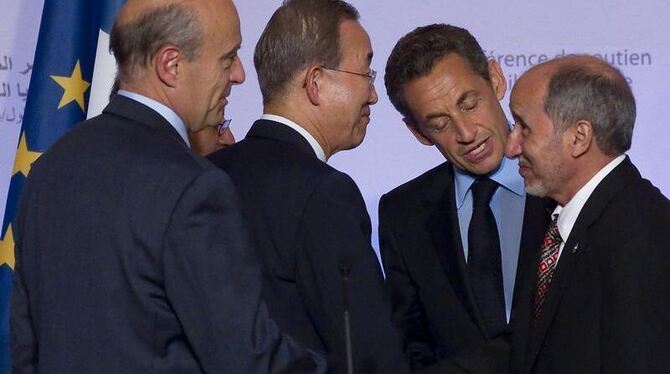 Frankreichs Präsident Nicolas Sarkozy begrüßt die Teilnehmer des Libyen-Gipfels in Paris.