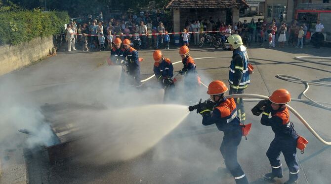 Betzinger Jugendfeuerwehr im Einsatz: Die junge Truppe und der Gewerbeverein starteten ihre Gemeinschaftsaktion. FOTO: NIETHAMME