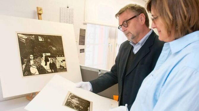 Mitten in den Vorbereitungen: Museumsleiter Herbert Eichhorn mit Mitarbeiterin Bettina Gaede. FOTO: TRINKHAUS