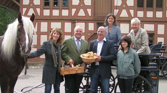 Vor dem alten Speicher im Gestütshof St. Johann mit Schwarzwälder-Stute Gipsy und Kartoffelsorte Ditta im Korb, die Macher des K