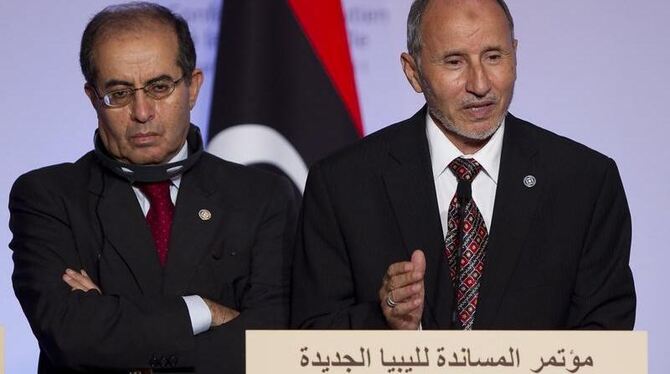 Mitglieder der libyschen Übergangsregierung: Mahmoud Jibril (L) und Mustafa Abdel Jalil (R) beim Treffen in Paris.