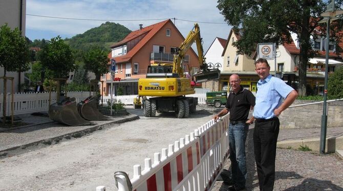 Grund für die Verkehrsbehinderung: Die Straße vor dem Rathaus wird saniert und Ortsbauamtschef Axel Girod und Bürgermeister Alex