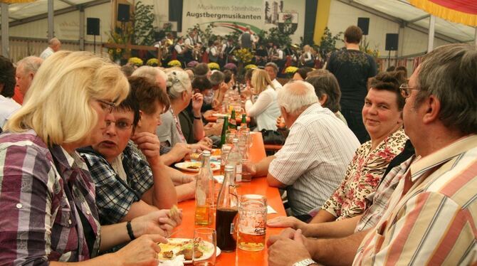 Riesenstimmung im vollen Festzelt. FOTO: LEIPPERT