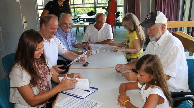 Bevor die Bewerber beim Casting abgelichtet werden, werden ihre Daten aufgenommen. Die Laiendarsteller und Komparsen sollten spo