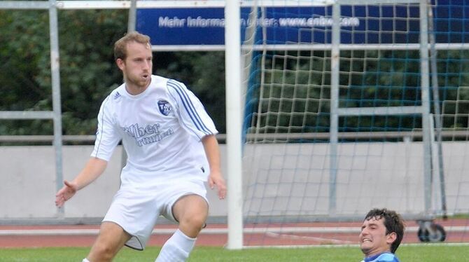 Zweikampfsieger: Markus Oswald (links) vom TSV Pliezhausen, der sich im Derby gegen den TSV Oferdingen mit einem 1:1-Unentschied