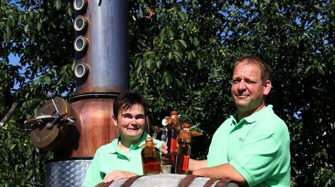 Das Ehepaar Ulmer vom Fladhof stellt aus Hafer Whisky her. FOTO: KOZJEK