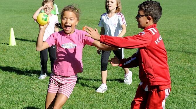 Kleine Kunststücke beim Parkour (Foto links) und ansonsten immer am Ball: Das Betzinger Sportcamp macht Laune. GEA-FOTO: PACHER