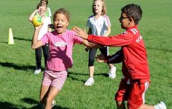 Kleine Kunststücke beim Parkour (Foto links) und ansonsten immer am Ball: Das Betzinger Sportcamp macht Laune. GEA-FOTO: PACHER