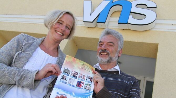 Die Metzinger VHS-Leiterin Maria Püschel präsentiert zusammen mit ihrem Stellvertreter Norbert Schimanski das neue Programm für