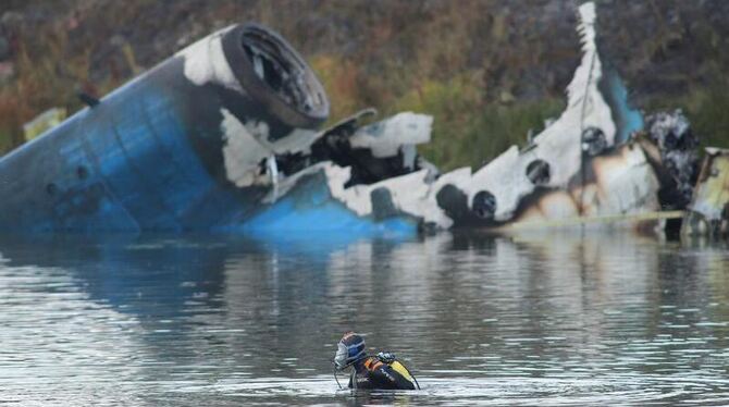 Ein Taucher arbeitet an der Absturzstelle eines Passagierflugzeuges bei Jaroslawl, Russland.