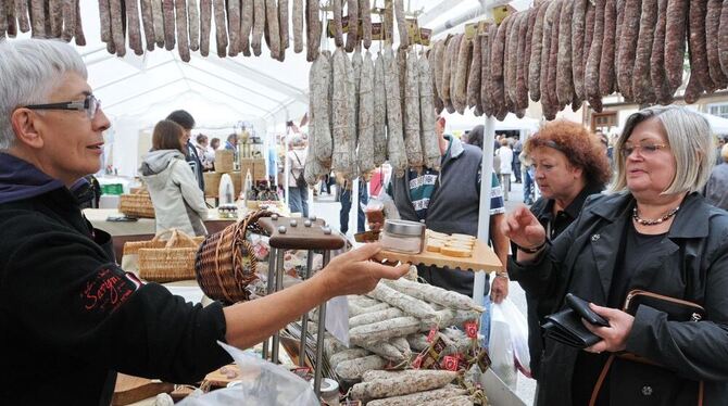 Salami in allen Variationen gehören zu den Verkaufsschlagern des »Toskanischen Marktes«. GEA-FOTO: MEYER