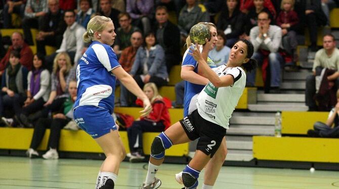 Stehen sich in den beiden Derbys gegenüber: Birgül Yurdakul (mit Ball) von der WSG Eningen-Pfullingen und Sarah Schmidt (links)