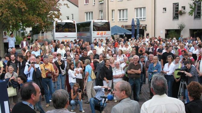 Die Pfullinger und ihre französischen Freunde beim Empfang gestern auf dem Marktplatz.  GEA-FOTO: BARAL