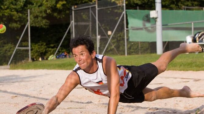 »Es ist schon ein irres Gefühl, wenn man fast abgeschossen wird und dann mit einem Stopp noch den Punkt macht.« Beachtennis ist