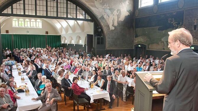 Gut 200 Franzosen aus der Partnerstadt Passy und ihre hiesigen Gastgeber begrüßte Bürgermeister Rudolf Heß.