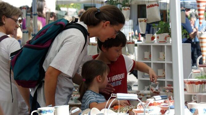 Hochwertige Töpferkunst macht die Hälfte aller präsentierten Besonderheiten auf dem Melchinger Kunsthandwerkermarkt aus.   FOTO: