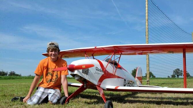 Luca Frapporti ist Segel- und Motorflugzeugmodellflieger. Fluggefährte wie der schöne Doppeldecker sorgen für Faszination. FOTO: