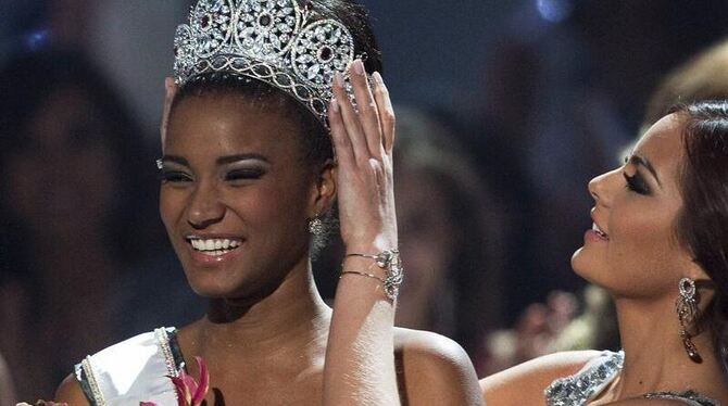 Ximena Navarrete, »Miss Universe 2010«, krönt ihre Nachfolgerin Leila Lopes aus Angola.