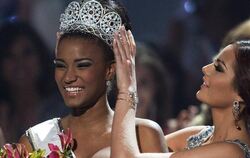 Ximena Navarrete, «Miss Universe 2010», krönt ihre Nachfolgerin Leila Lopes aus Angola.