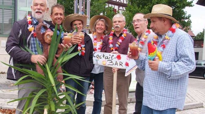 Friedemann Salzer (links) freut sich mit weiteren Diakonie-Mitarbeitern und Menschen mit und ohne Behinderung auf das Festival m