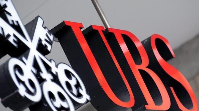 Der Schweizer Großbank UBS ist nach eigenen Angaben wegen nicht genehmigter Geschäfte eines Händlers ihrer Investmentbank ein