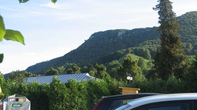 Mit Blick auf den Albtrauf und den Calverbühl: Auf einem Grundstück in der Dettinger Ortsmitte, wo heute noch Autos stehen, soll