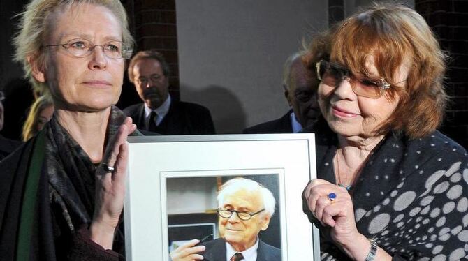 Rose-Marie von Bülow (r), die Witwe des Humoristen und Tochter Susanne.