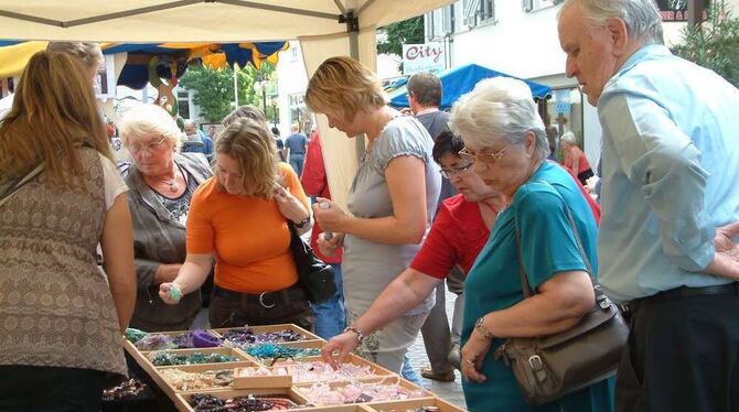 Schauen, stöbern, selbst ausprobieren: Ein Bummel über den Pfullinger Kreativmarkt lohnte sich allemal.  FOTO: KABLAOUI