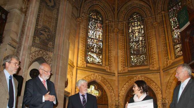 Symbolische Scheckübergabe in der Katharinenkirche (von links): Dr. Martin Willmann, Vorsitzender des Gesamtkirchengemeinderats,