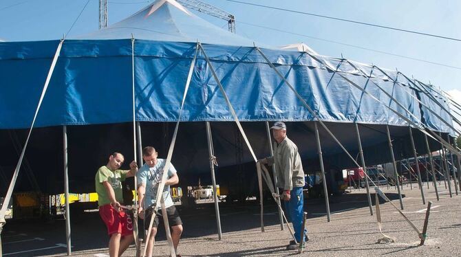 Heute wurde noch gewerkelt, morgen feiert der Zirkus Renz bereits Premiere in Reutlingen.