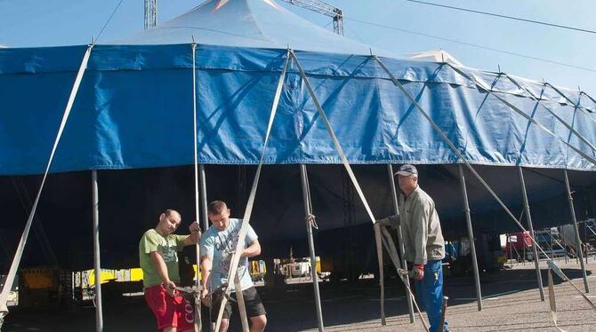 Gestern wurde am Zirkuszelt noch heftig geschuftet, heute heißt es um 16 Uhr erstmals »Manege frei«. FOTO: TRINKHAUS