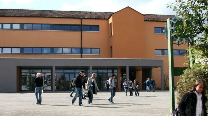 Erweitert, saniert und frisch gestrichen: Der A-Bau der Engstinger Freibühlschule leuchtet jetzt in mediterranen Farben.  FOTO: