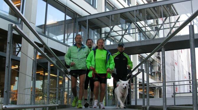 Haben 187 Kilometer vor sich (von links): Gernot Kurtz, Peter Heim, Gudrun Kurtz, Uwe Weber und Hund Tonga beim Start am Rathaus