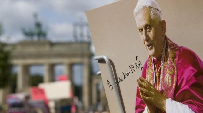 Souvenirhändler bieten vor dem Brandenburger Tor in Berlin Postkarten mit dem Foto von Papst Benedikt XVI. zum Verkauf an.