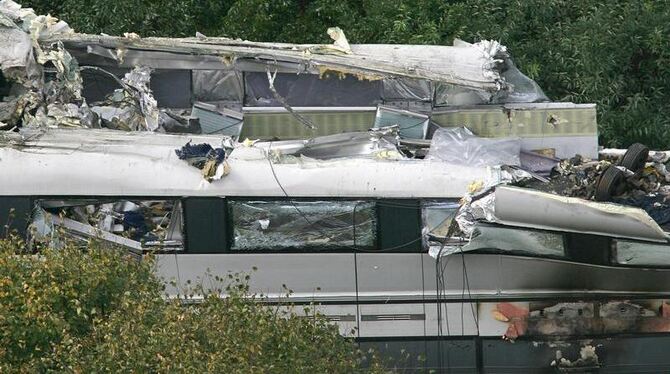 Mit völlig zerstörter Front steht das Wrack des Magnetschwebebahnzuges Transrapid 08 nach seinem schweren Unfall auf der Vers