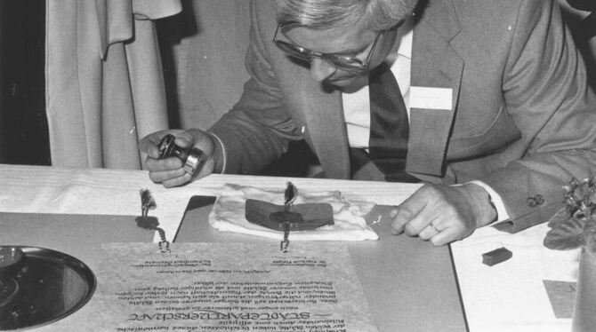 Aaraus damaliger Stadtamtmann Markus Meyer bei der Unterzeichnung der Partnerschaftsurkunde am 15. Februar 1986.