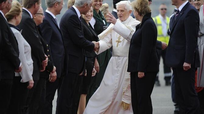 Bundeskanzlerin Merkel und Bundespräsident Wulff nehmen Papst Benedikt in Empfang.