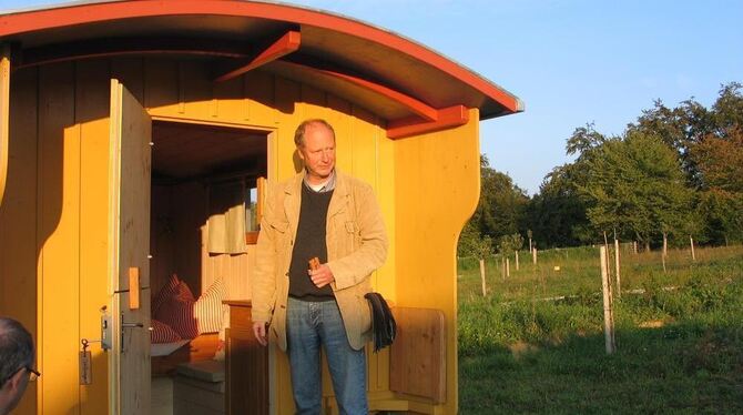 Die Natur hat auf dem Naturcampingplatz auf der Hopfenburg Vorrang: Mitbetreiber Andreas Hartmaier, rechts, hat die Schäferkarre