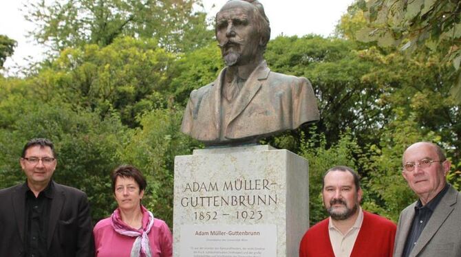 Werner Rumpel, Katharina Ortinau, Norbert Merkle und Nikolaus Fuhry umrahmen das Denkmal von Adam Müller-Guttenbrunn.