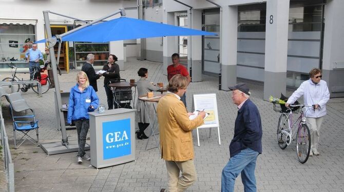 GEA-Redakteure und Jana Lorch vom Marketings (links) beim Lokaltermin vor dem »Bonus« in der Kusterdinger Ortsmitte.